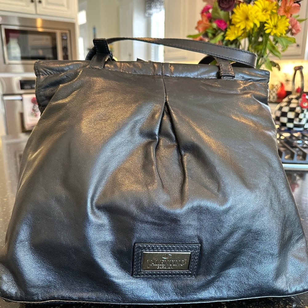 Valentino Garavani Black Flower Petal Bag
PREOWNED/USED